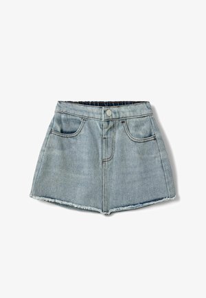 Minigonna di denim azzurro chiaro con orlo sfrangiato. Presenta una chiusura frontale con bottoni e due tasche anteriori con dettagli di cuciture sottili.