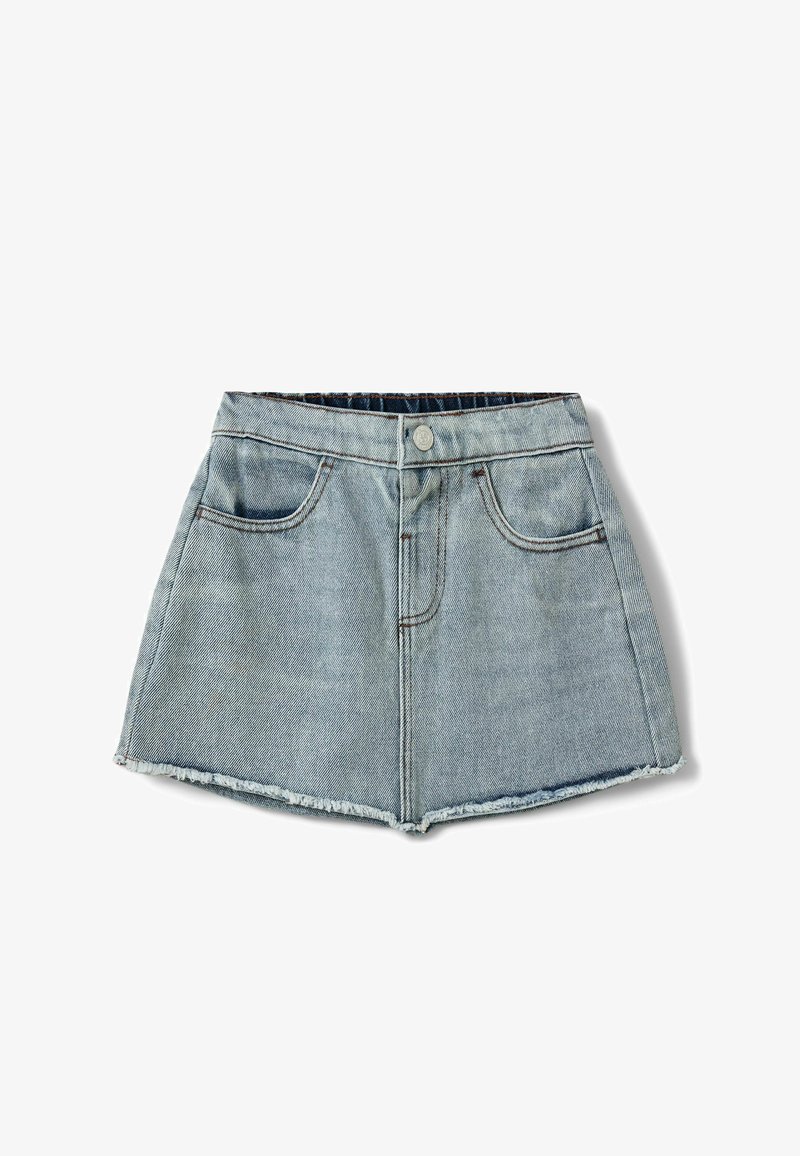 Jupe mini en jean bleu clair avec un ourlet effiloché. Dotée d'une fermeture à boutons sur le devant et de deux poches avant avec des détails de couture discrets.