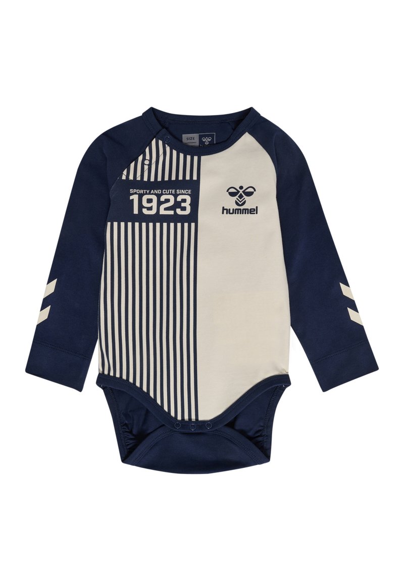 Marineblauw en roomkleurig langslippie-bodysuit met gestreept patroon, voorzien van het jaar "1923" en logo op de voorkant, en drukknoopsluitingen aan de onderkant.
