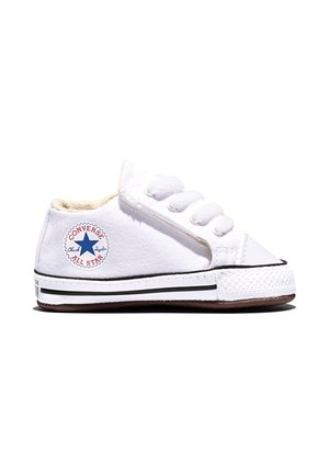 Baskets blanches bébé Converse All Star avec lacets, logo étoile bleue ronde sur le côté, et semelle en caoutchouc texturée.