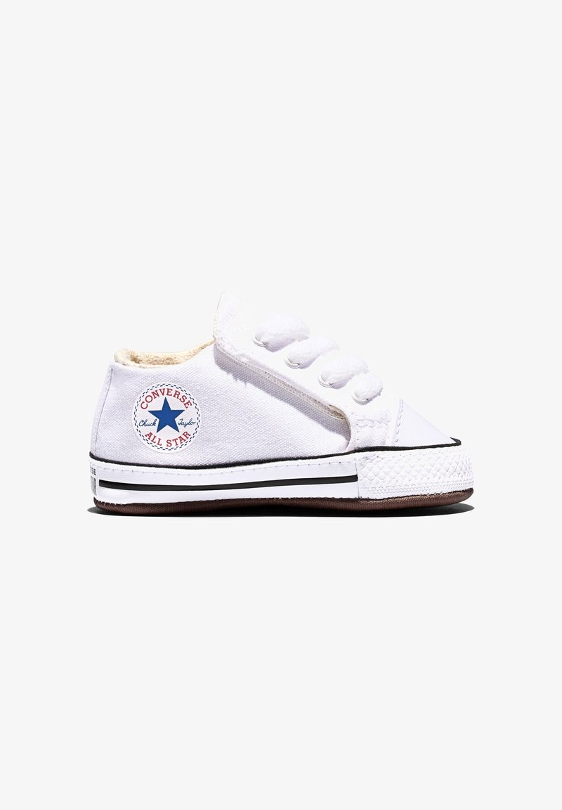 Baskets blanches bébé Converse All Star avec lacets, logo étoile bleue ronde sur le côté, et semelle en caoutchouc texturée.