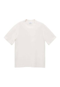 Tricou alb cu mânecă scurtă dintr-un material moale. Guler rotund, croială dreaptă, fără modele sau detalii metalice vizibile.