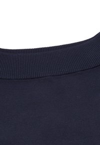 Suéter azul marino con cuello redondo de punto acanalado. Textura suave sin patrones ni acentos adicionales, enfocándose en un diseño simple.