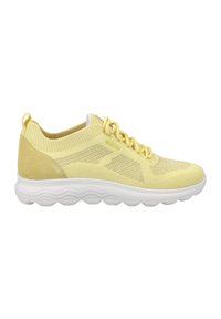 Sneaker con lacci in morbido maglione giallo chiaro con dettagli in suede, una tomaia testurizzata e una suola in gomma bianca imbottita con un motivo a onde.