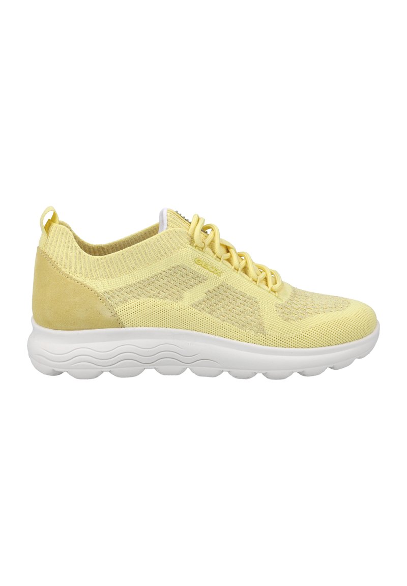 Sneaker con lacci in morbido maglione giallo chiaro con dettagli in suede, una tomaia testurizzata e una suola in gomma bianca imbottita con un motivo a onde.