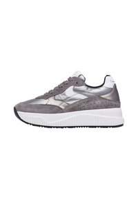 Sneaker grigia con un mix di materiali in suede e metallici, dotata di una suola intermedia bianca, dettagli perforati e design con lacci.