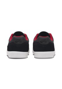 Nike tenisky s čiernym semišovým zvrškom, sivými akcentmi, červenou textilnou podšívkou a bielymi gumovými podrážkami. Logo zobrazené na päte.