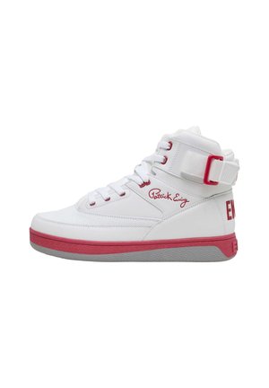 Zapatilla blanca de caña alta con detalles rojos en la suela, firma bordada en rojo "Patrick Ewing" y correa ajustable para el tobillo con hebilla roja.
