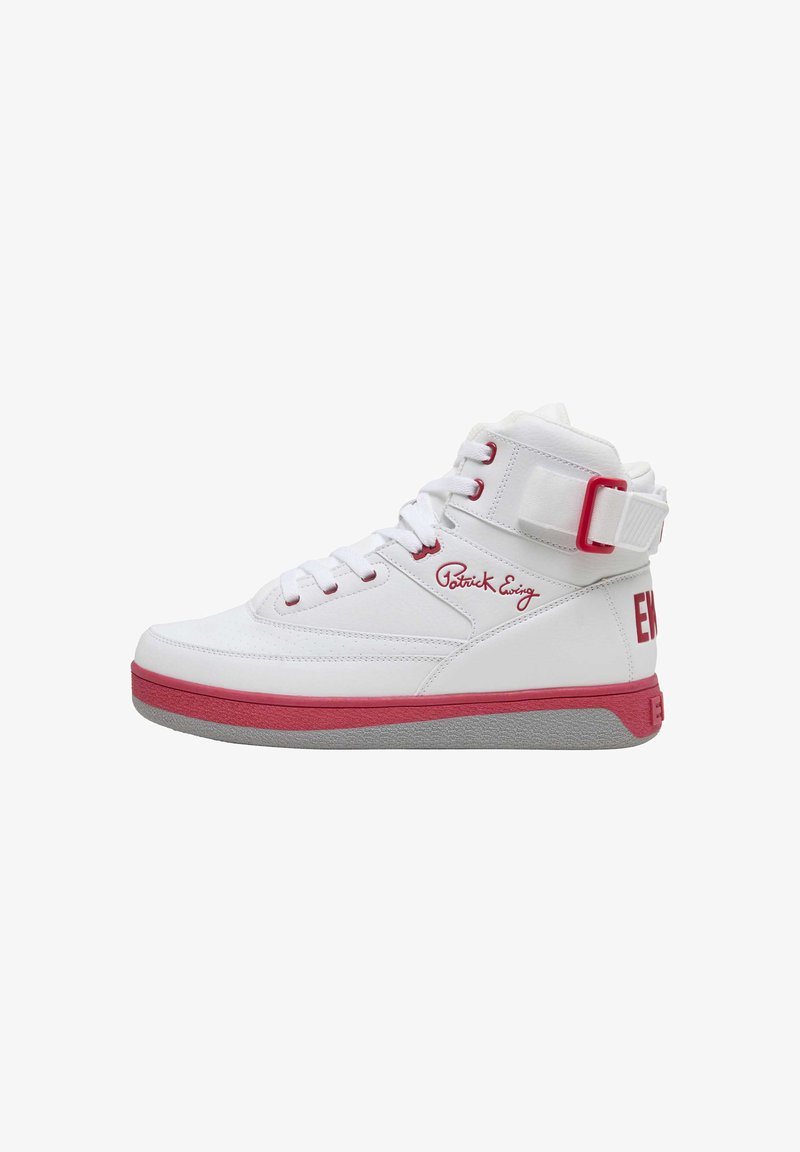 Basket montante blanche avec détails rouges sur la semelle, signature brodée "Patrick Ewing" en rouge, et bride de cheville réglable avec boucle rouge.