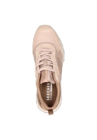 Jasnoróżowy tenisówka zamszowa i siateczkowa, zaokrąglony nosek, z przodu sznurowana, z teksturowaną podeszwą. Z logo na języku i wewnętrznej podsufitce.