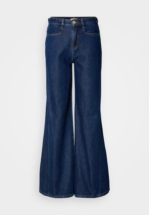 Široke temno modre kavbojke z visokim pasom, petimi žepi in kovinskim gumbom za zapiranje. Gladka tekstura in subtilni šivi.