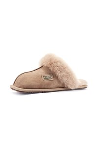 Tan suède pantoffel met een fluffy bontkraag, platte zool en een klein logo-label aan de zijkant. Zachte textuur en afgeronde vorm.