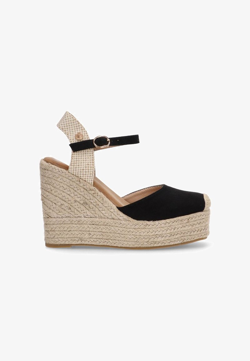 Sandalias de cuña de ante negro con plataforma de yute trenzado, correa en el tobillo a rayas beige y cierre de hebilla. Diseño de puntera redondeada.