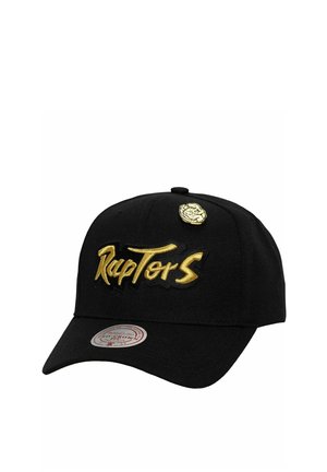 Cappellino da baseball nero con testo "Raptors" ricamato in oro e una piccola spilletta dorata sopra il testo, con visiera curva e adesivo sulla parte superiore.