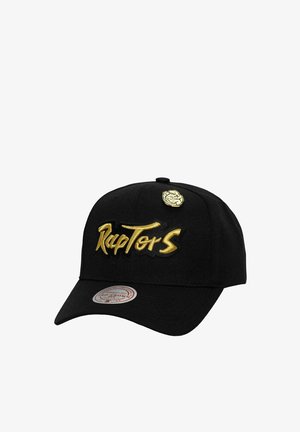 Casquette de baseball noire avec le texte "Raptors" brodé en or et une petite épingle dorée au-dessus du texte, dotée d'une visière incurvée et d'un autocollant sur le dessus.