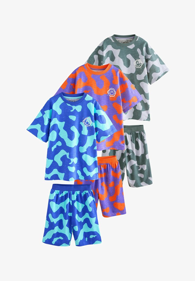 Kinderpyjama-Set bestehend aus zwei T-Shirts mit kurzen Ärmeln und Shorts. Mit Camouflage-Mustern in Blau, Orange, Grün und Grau.