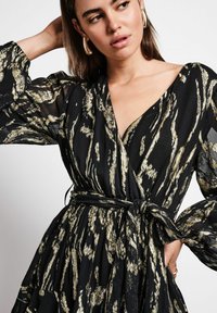 Next REGULAR FIT - MINI WRAP RUFFLE  - Nappali ruha - black gold