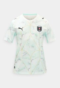 Wit en muntgroen voetbalshirt met gouden geometrische lijnen, Puma-logo's op de schouders en het wapen van de Oostenrijkse voetbalbond op de borst.