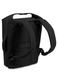 Sac à dos noir avec des bretelles rembourrées, texturées et des accents en maille. Il dispose d'une poignée robuste et de poches zippées sur le côté pour le rangement.