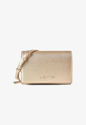 Gold strukturiertes Leder Valentino Clutch mit verstellbarem Riemen und goldfarbener Schnalle, zentrales Logo auf der Vorderklappe.