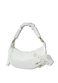 Witte leren handtas met een gebogen vorm. Voorzien van een geknoopte handgreep en verstelbare band, afgewerkt met gouden hardware en stiksel details.