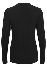Črna dolga majica z dolgimi rokavi, gladke teksture, prilega se telesu in ima diskretno zaobljeno izrez na vratu. Brez opaznih vzorcev ali dodatkov.