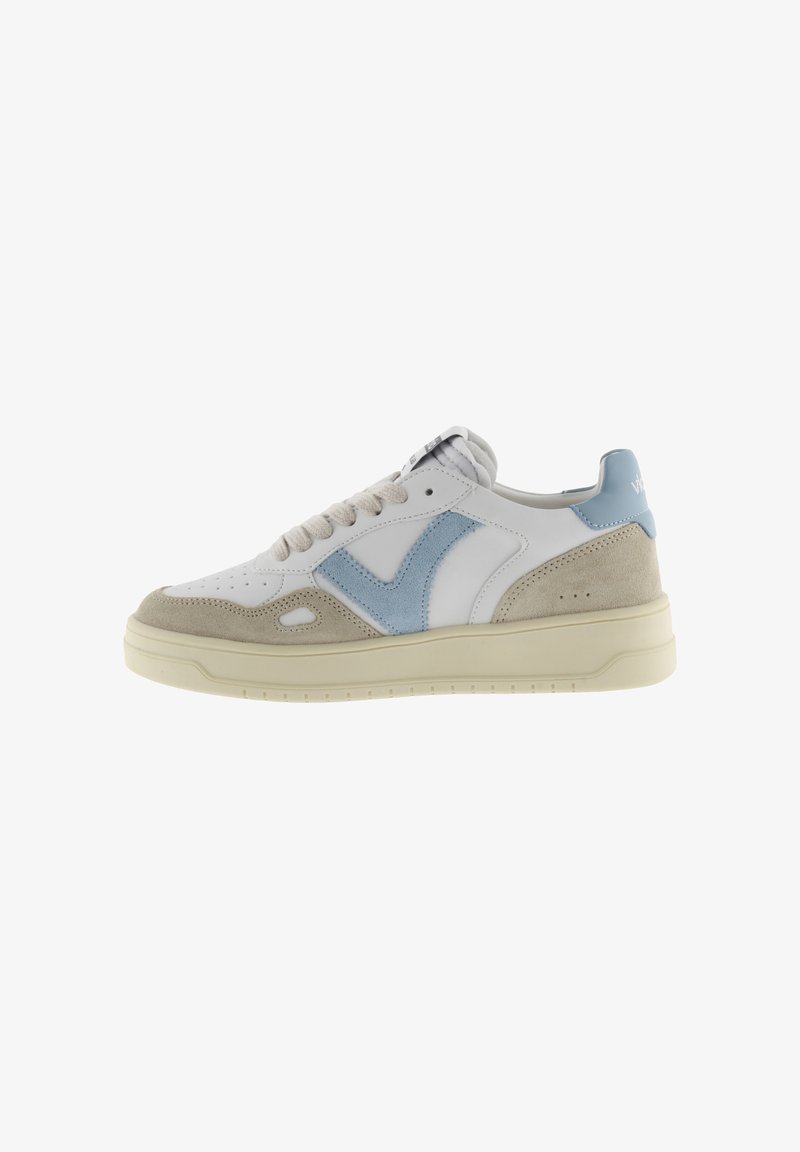 Baskets en cuir blanc avec des accents en daim bleu clair et beige, bout perforé, semelle en caoutchouc beige plate, et logo texturé sur le côté.