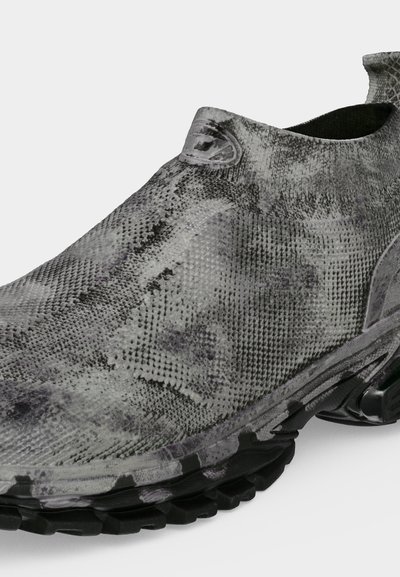Сиво-черни спортни обувки тип slip-on с висока яка и грапава подметка, предназначени за използване на открито или за спорт.