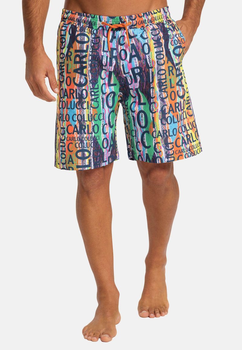 Mehrfarbige Badehosen mit einem Kordelzugverschluss, die große Textmuster in Blau, Orange und Grün auf einem strukturierten Hintergrund präsentieren.