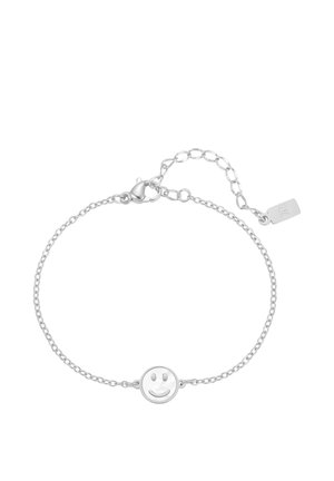 Pulsera de cadena plateada con un colgante central de cara sonriente y cierre ajustable con una pequeña placa rectangular.