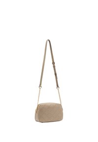 Bolso bandolera beige acolchado con un patrón texturizado, cadena y correa ajustable, con cierre de cremallera y material de cuero suave.
