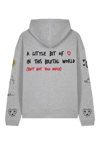 Siv hooded pulover z prednjim kenguru žepom, ki ima črn in rdeč napis, grafiko sonca in obliko srca s solzami na rokavih.