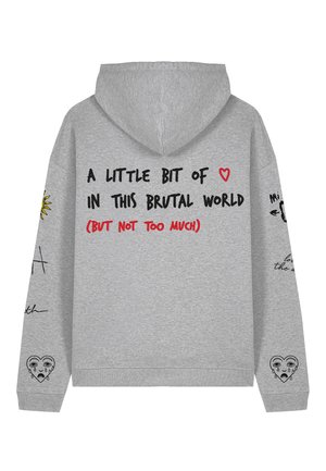 Sweatshirt à capuche gris avec poche kangourou à l'avant, présentant un texte noir et rouge, un graphique de soleil et un design de cœur avec des larmes sur les manches.