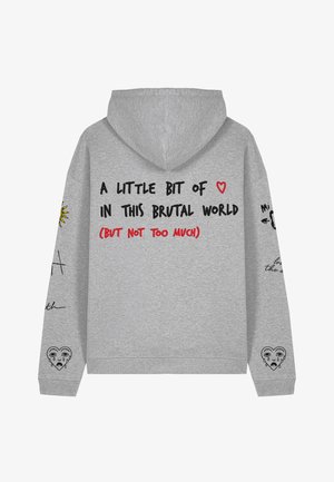 Hall hallipluus ees- ja tagaküljel tekstimustritega. Märkimisväärsete detailide hulka kuuluvad päikese graafika ja varrukal pisaratega südame illustratsioon.