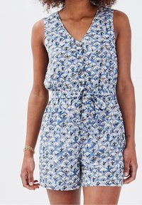 Combinaison à motifs floraux bleus avec décolleté en V, sans manches, devant à boutons et taille à cordon pour un ajustement réglable.