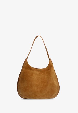Sac à épaule en daim marron avec une texture douce, une forme courbée et une bandoulière en cuir tressé. Présente un matériel minimal et un design simple.