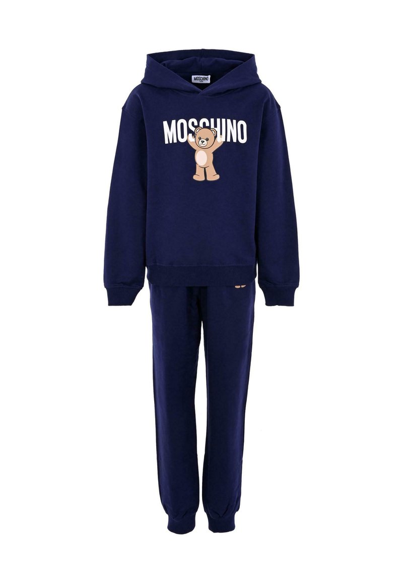 Donkerblauwe Moschino sweatshirt en broek set met capuchon, geribbelde manchetten en een grote beerafbeelding op de voorkant. Zachte stofafwerking.