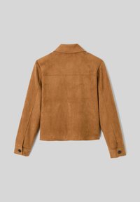Veste en daim marron avec un col classique, des poignets boutonnés et une texture lisse et mate. Elle présente un design cintré et structuré.