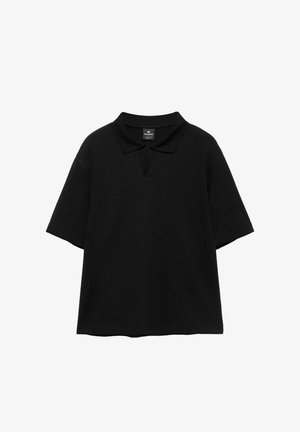 Fekete rövid ujjú galléros póló kis gombos elülső résszel, fehér háttér előtt bemutatva.