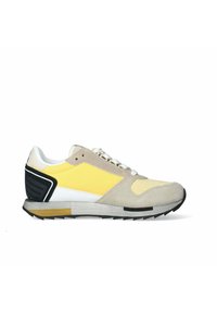 Sneaker grigio e giallo con accenti in suede e mesh. Dispone di un collo imbottito, supporto per il tallone nero e suola in gomma testurizzata con dettagli grigi e gialli.