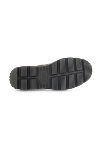 Suela de zapato de goma negra con un patrón estriado, que presenta un logo circular y secciones de agarre texturizadas. Duradera y diseñada para ofrecer tracción.