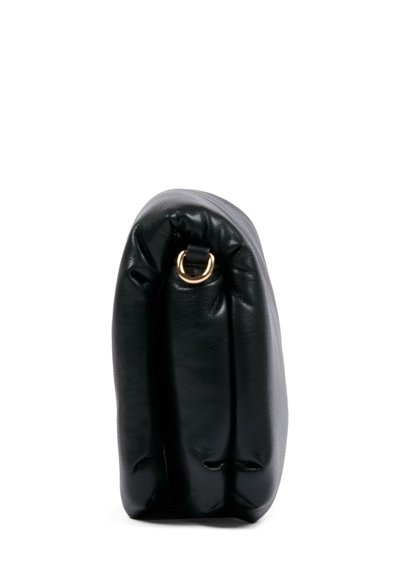 Borsa in pelle nera con forma arrotondata, caratterizzata da una texture arricciata e un accento ad anello color oro sulla parte superiore. Design compatto.