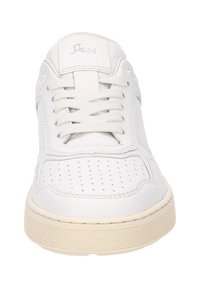 Weiße Leder-Sneaker mit perforierter Zehenbox, flachen Schnürsenkeln und einer strukturierten Gummisohle. Verfügt über ein minimalistisches Design und ein dezentes Logo auf der Zunge.