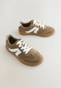 Unselected, brown suede