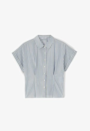 Koszula z krótkim rękawem zapinana na guziki, z pionowymi niebieskimi, białymi i beżowymi paskami oraz spiczastym kołnierzem, ułożona na płasko na białym tle.