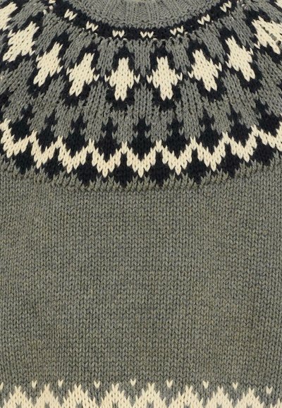 Maglione lavorato a maglia con scollo rotondo, corpo grigio e intricato motivo Fair Isle in nero e crema attorno alla spalla. Texture morbida.