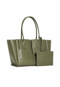 Sac fourre-tout en simili cuir vert avec deux poignées, de forme rectangulaire et une pochette zippée assortie amovible. Texture lisse avec des accents subtils.