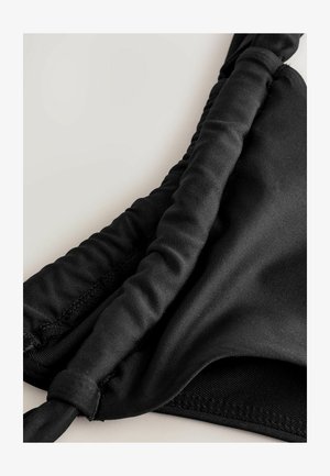 Schwarzer Bikini-Oberteil aus glattem Stoff, mit gerafften Seiten und verstellbaren Trägern. Mit nahtlosem Design und weicher Textur für hohen Tragekomfort.