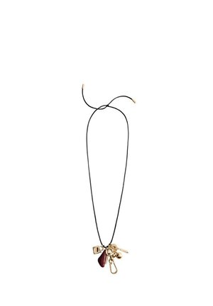Colier din șnur negru cu accesorii aurii, având diverse talismane, inclusiv un lacrimă roșie, forme pătrate și rotunde.