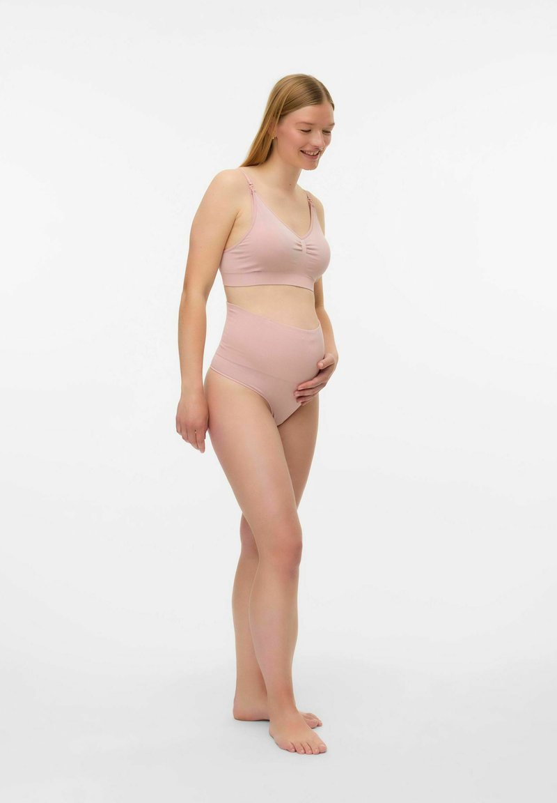 Soutien-gorge de maternité et culotte taille haute en doux tissu rose clair avec une texture côtelée et des détails subtils sur le soutien-gorge.